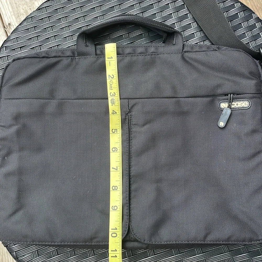 LIKE NEW- INCASE LAPTOP BAG (BLACK)